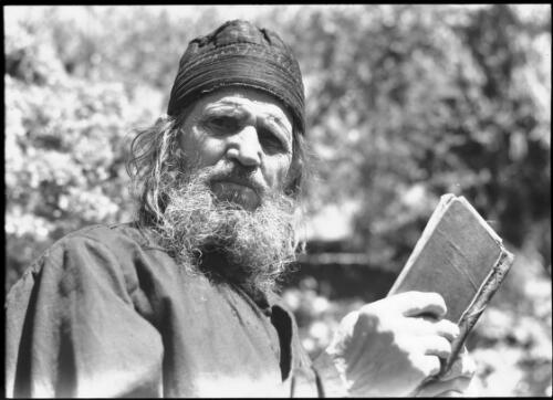 [Man with beard, book and hat] [picture] / [Frank Hurley]