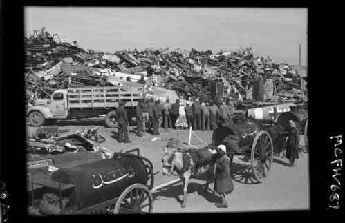[Salvage dump, air crew, a truck, carts, horses, men] [picture] / [Frank Hurley]