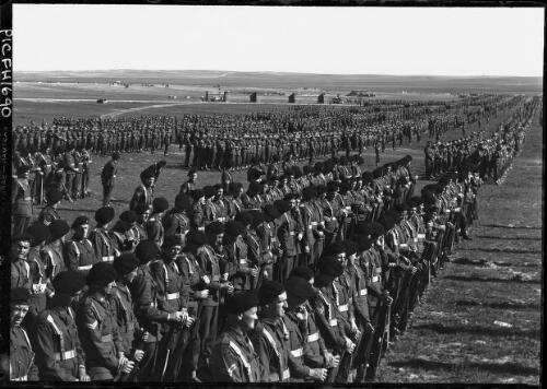 [Panorama of rows of assembled men in military uniform in a field] [picture] / [Frank Hurley]