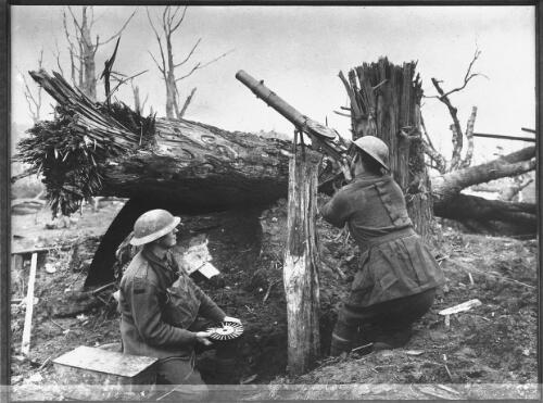 [Two soldiers in tin hats with machine gun and rounds of ammunition] [picture] : [World War I] / [Frank Hurley]