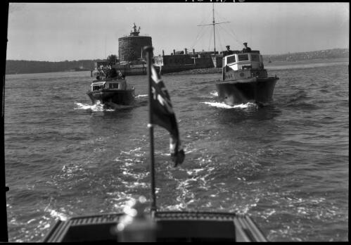 [Two boats on Sydney Harbour, Fort Denison] [picture] : [Sydney, New South Wales] / [Frank Hurley]