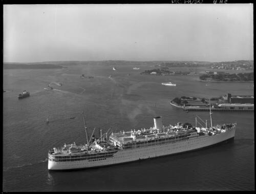 Looking down harb[our] from b[ri]dge (P & O Liner in foreground) [S.S. Strathmore] [picture] : [Sydney Harbour, New South Wales] / [Frank Hurley]