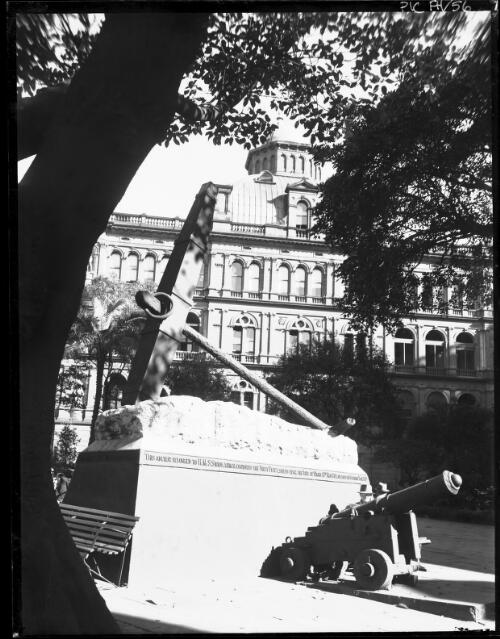 [Anchor of HMS Sirius, First Fleet, Macquarie Place, Sydney] [picture] : [Sydney buildings, New South Wales] / [Frank Hurley]
