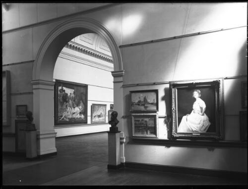 [Interior of Art Gallery of New South Wales, 1940s] [picture] : [Sydney buildings, New South Wales] / [Frank Hurley]