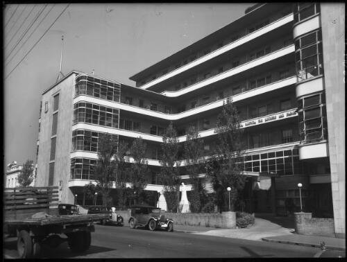 King George V [Memorial] Hospital [for Mothers and Babies, Camperdown, 1940s] [picture] : [Sydney, New South Wales] / [Frank Hurley]