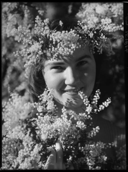 Joan Pernell wattle Crowning glory [golden wattle, Australia's national flower, portrait of a woman] [picture] : [Sydney, New South Wales] / [Frank Hurley]