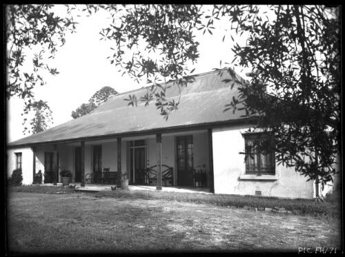 Macarthur's Cottage at Rosehill-P[arrama]tta [Elizabeth Farm, New South Wales, 1940s] [picture] : [Sydney, New South Wales] / [Frank Hurley]