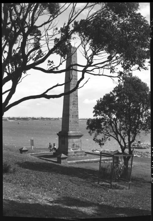 Obelisk [at] Capt[ain James] Cook's Landing [place, Kurnell, Botany Bay] [picture] : [Sydney, New South Wales] / [Frank Hurley]