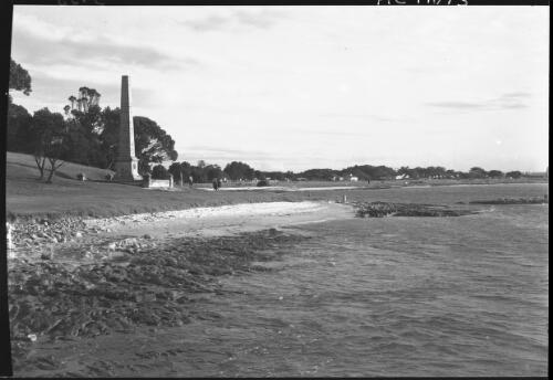 Landing place at Kurnell, long shot [Cook's obelisk, Botany Bay] [picture] : [Sydney, New South Wales] / [Frank Hurley]