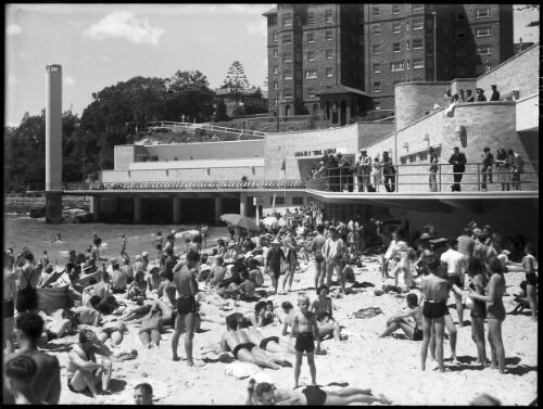 [South end of Manly Beach, showing the shark tower, Manly Surf Pavilion and block of flats] [picture] : [Beaches, Sydney, New South Wales] / [Frank Hurley]