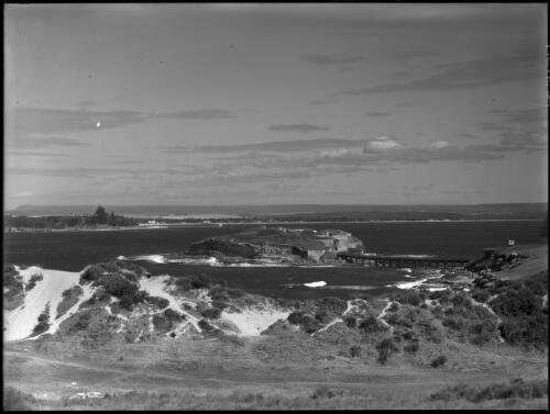[La Perouse looking across Botany Bay towards Kurnell] [picture] : [Beaches, Sydney, New South Wales] / [Frank Hurley]