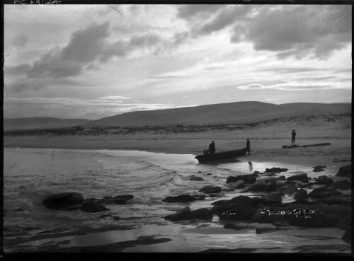 [Four figures, boat, shore, rocks, low hills] [picture] : [Beaches, Sydney, New South Wales] / [Frank Hurley]