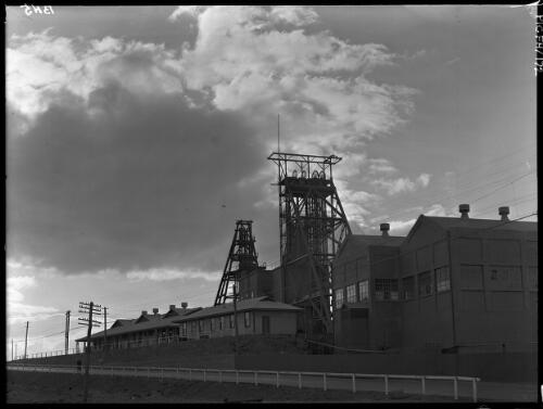 Head frame S[ou]th mine [picture] : [Broken Hill, New South Wales] / [Frank Hurley]