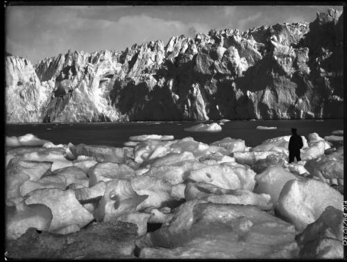 [South Georgia coast with man (Frank Worsley?) in cap, Shackleton expedition, 1914-17] [picture] : [Antarctica] / [Frank Hurley]