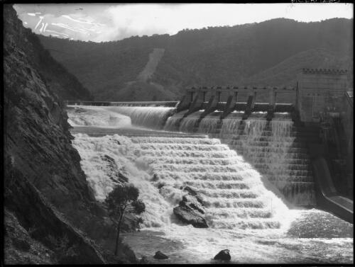 [Eildon Weir and dam wall, 1] [picture] : [Victoria] / [Frank Hurley]