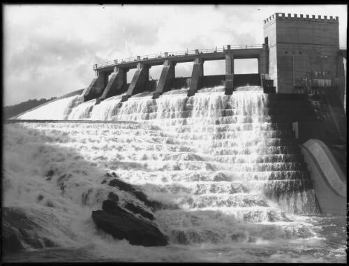 [Eildon Weir, with dam wall, shot from below tower] [picture] : [Victoria] / [Frank Hurley]