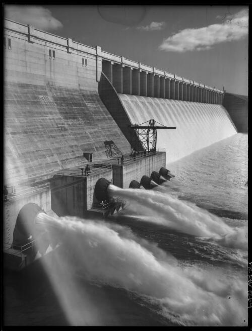 [Hume Weir and reservoir, Murray and Mitta rivers, dam wall with water pouring through six filters] [picture] : [Victoria] / [Frank Hurley]