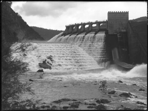 [Eildon Weir with tower and dam wall, 2] [picture] : [Victoria] / [Frank Hurley]