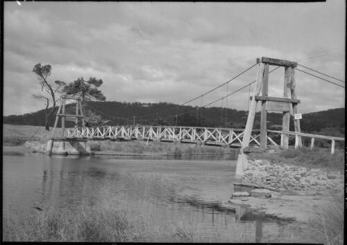 Suspension Bridge, Lorne, Vic. [picture] : [Lorne, Victoria] / [Frank Hurley]