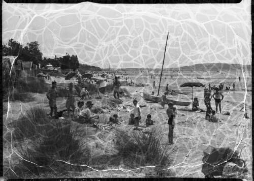 Near Sorrento Vic? [beach with figure, boats, cabins] [picture] : [Victoria] / [Frank Hurley]