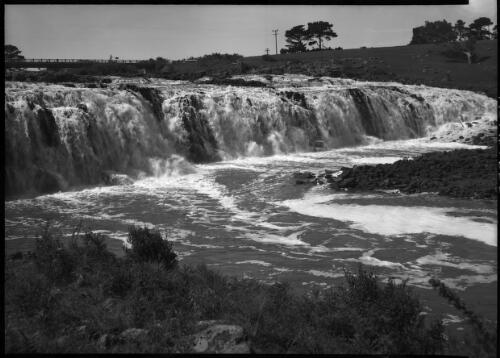 Hopkins Falls, Warrnambool [picture] : [Warrnambool, Victoria] / [Frank Hurley]