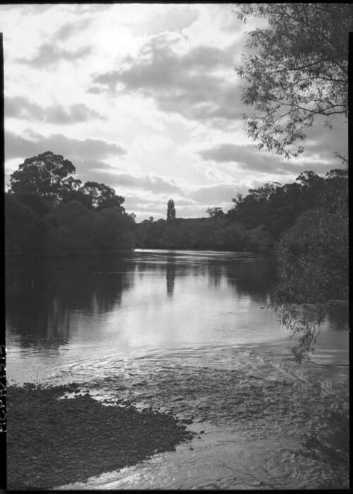 [A river bend] [picture] : [Victoria] / [Frank Hurley]