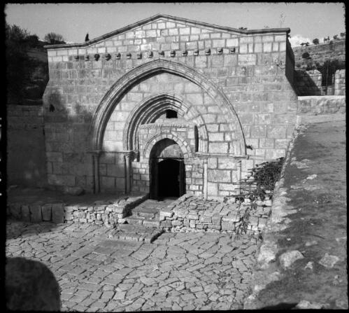 Jerusalem [a stone gate with arch and small doorway] [picture] / [Frank Hurley]