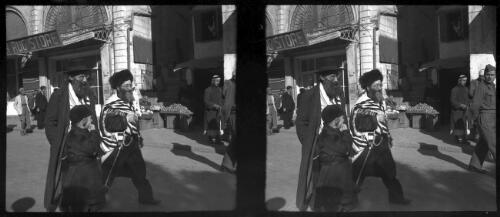Jerusalem [outside the Persian Rug Store] [picture] / [Frank Hurley]