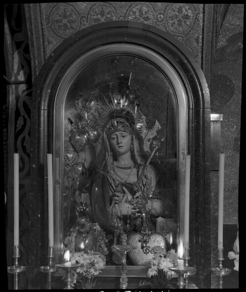 [Inside the Sanctuary on Calvary in the Church of the Holy Sepulchre, Jerusalem] [picture] / [Frank Hurley]