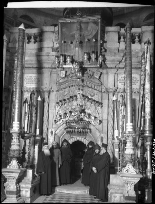 [Jerusalem, the entrance to the Chapel of the Resurrection] [picture] / [Frank Hurley]