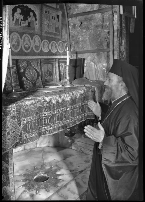 [The chapel within the Church of the Nativity, Bethlehem] [picture] / [Frank Hurley]