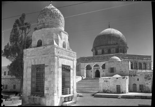 Mosque, Dome of the Rock & Fountain of Quait bay [picture] / [Frank Hurley]
