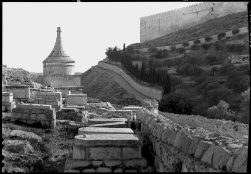 [Jewish cemetery on the outskirts of Jerusalem] [picture] / [Frank Hurley]