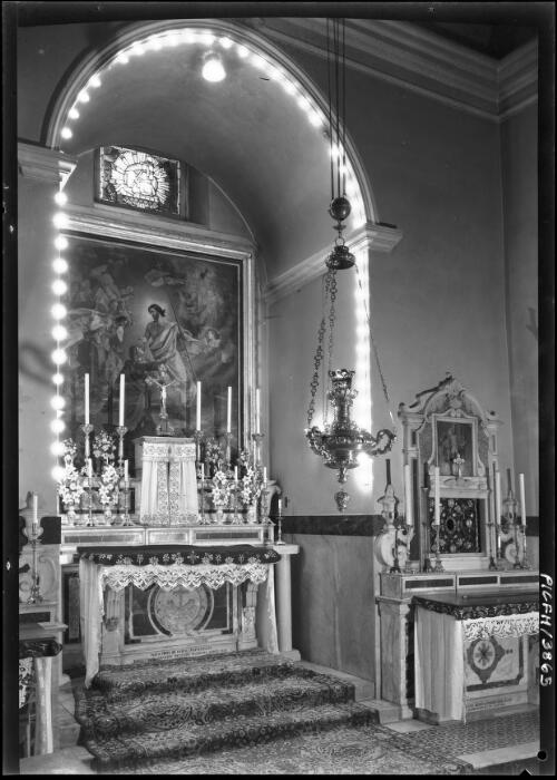 [Interior of the Basilica of the Holy Sepulchre, Jerusalem] [picture] / [Frank Hurley]