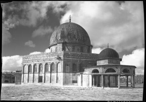 The Mosque Kubbet es Sakhra (Dome of the Rock) Jerusalem [picture] / [Frank Hurley]
