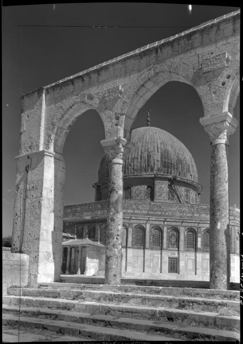 [View of Haram esh Sharif with the Dome of the Rock behind] [picture] / [Frank Hurley]