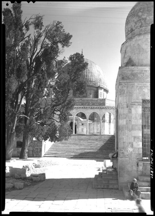 [Dome of the Rock and Haram esh Sharif, Jerusalem] [picture] / [Frank Hurley]