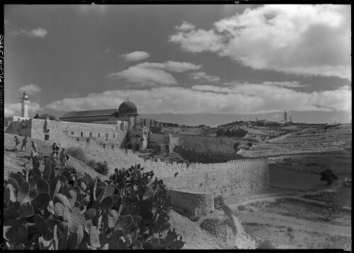 Walls of Jerusalem showing Mosque Aksa (inside wall) & Mt Olives beyond [picture] / [Frank Hurley]