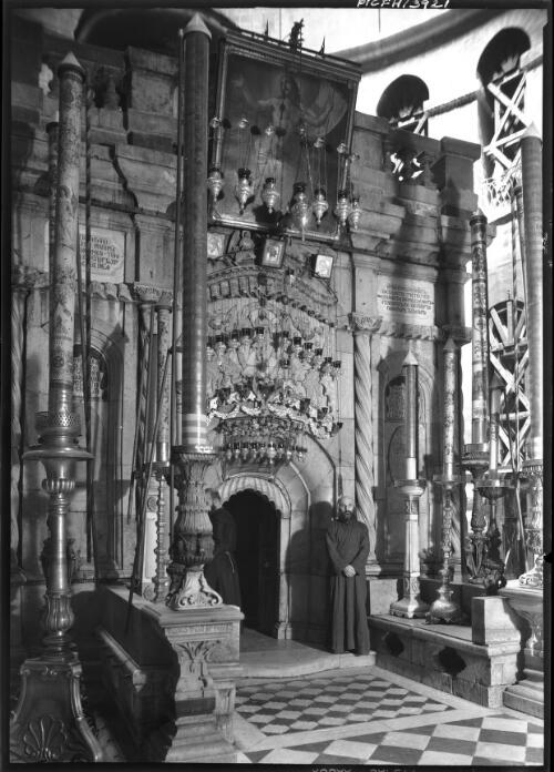 The entrance to the Holy Sepulchre in the Basilica of the Holy Sepulchre Jerusalem [picture] / [Frank Hurley]