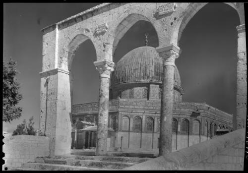 [The Mosque of Omar Jerusalem, 2] [picture] / [Frank Hurley]
