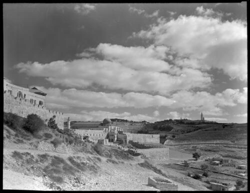 Jerusalem [southern wall showing the Aqsa Mosque] [picture] / [Frank Hurley]