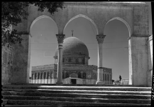 The beautiful Moslem mosque known to Moslems as Kubbet Es Sakra (The Dome of the Rock) [picture] / [Frank Hurley]