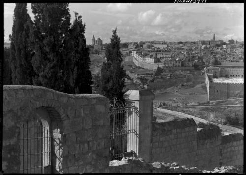 [Mount of Olives, southern wall of Jerusalem showing the Aqsa Mosque on the right with Jerusalem behind] [picture] / [Frank Hurley]