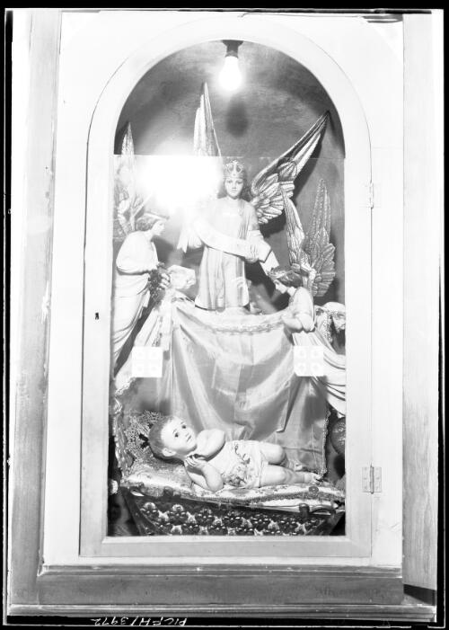 [Small diorama in a cabinet celebrating the birth of Jesus, in Jerusalem?] [picture] / [Frank Hurley]