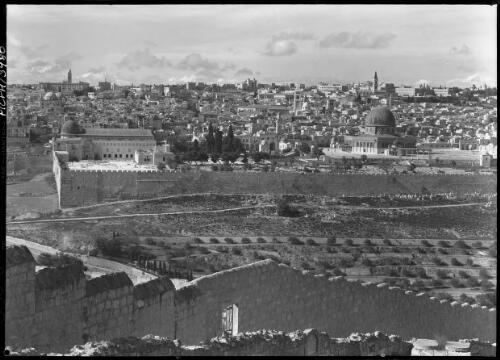 [Mount of Olives, southern wall of Jerusalem showing Haram esh Sharif, on the right is the Dome of the Rock and on the left Aqsa Mosque] [picture] / [Frank Hurley]