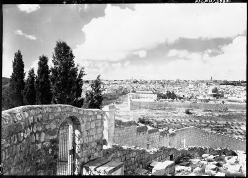 [View of Jerusalem from the Mount of Olives eastern wall in evidence showing Haram esh Sharif (Aqsa Mosque, Dome of the Rock), Golden Gate, St Stephen's Gate] [picture] / [Frank Hurley]