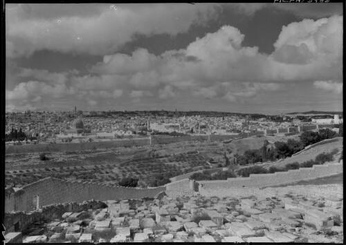 [View of Jerusalem from the Mount of Olives eastern wall, showing Haram esh Sharif (Aqsa Mosque, Dome of the Rock), Golden Gate, St Stephen's Gate] [picture] / [Frank Hurley]