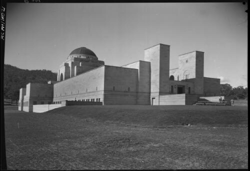 [Australian War Memorial, side view, Canberra, 2] [picture] / [Frank Hurley]
