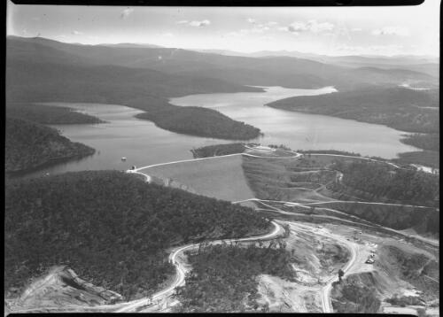 [Aerial view of Lake Eucumbene and Eucumbene Dam, New south Wales] [picture] / [Frank Hurley]