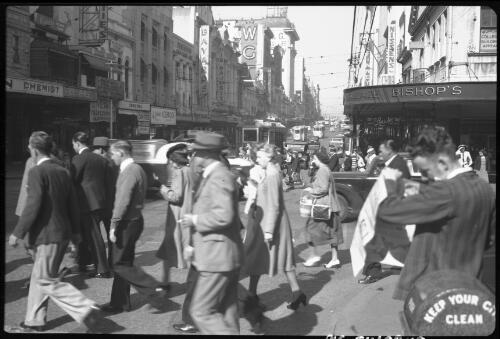 Pedestrians crossing intersection of Queen Street and Edward Street, Brisbane, ca.1940 [picture] / [Frank Hurley]